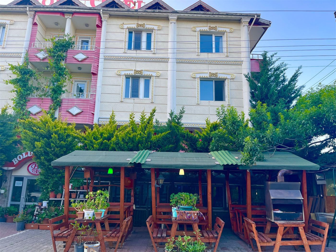 Bahçedeki akşam oturma alanı